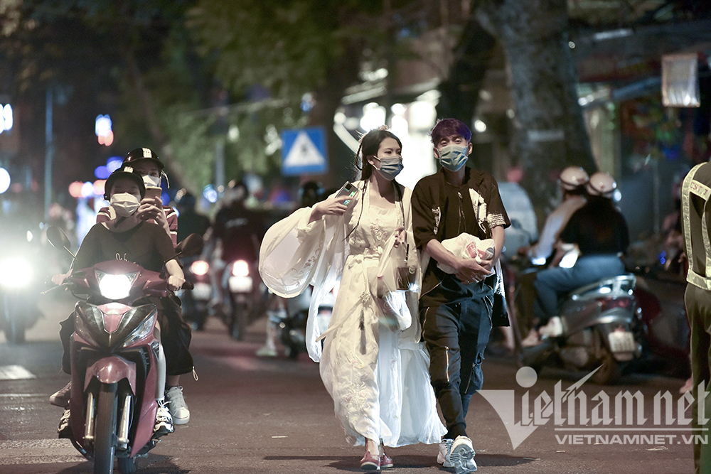 Biển người ở Hà Nội đổ ra đường vui Trung thu sau ngày dài giãn cách-22