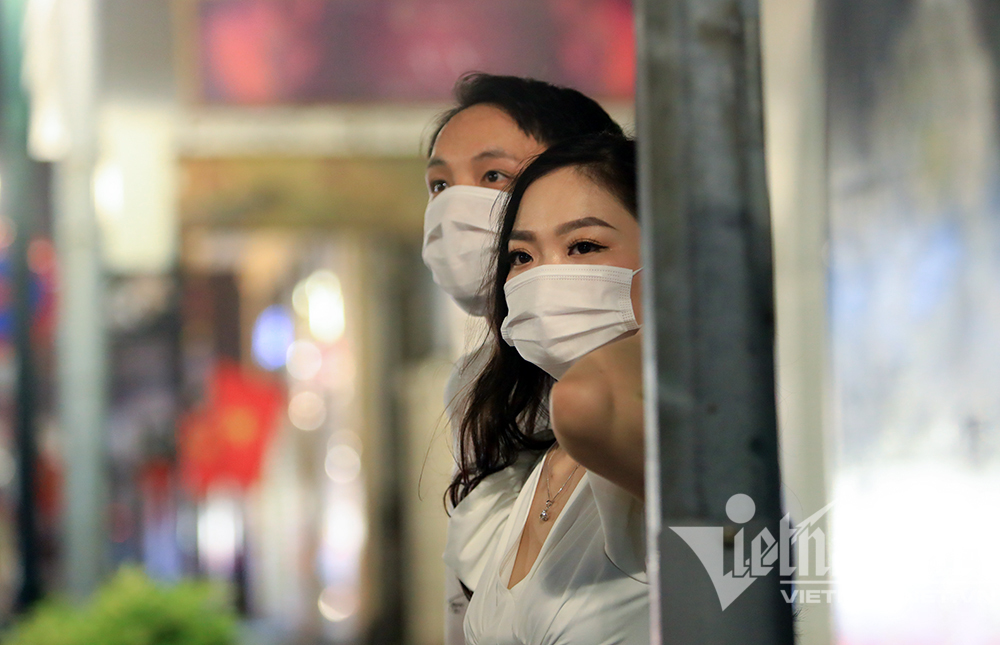 Biển người ở Hà Nội đổ ra đường vui Trung thu sau ngày dài giãn cách-23