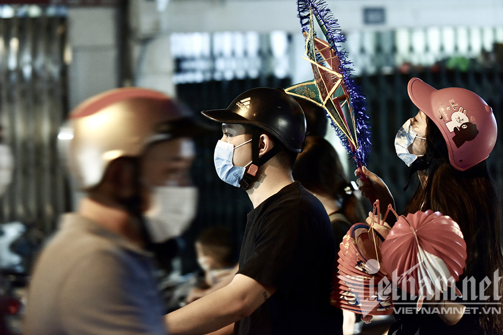 Biển người ở Hà Nội đổ ra đường vui Trung thu sau ngày dài giãn cách-26