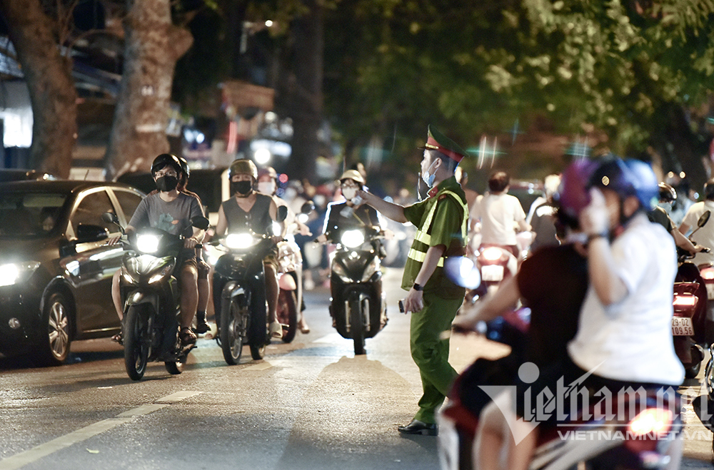 Biển người ở Hà Nội đổ ra đường vui Trung thu sau ngày dài giãn cách-27