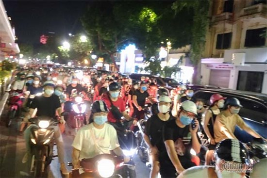 'Biển người' ở Hà Nội đổ ra đường vui Trung thu sau ngày dài giãn cách