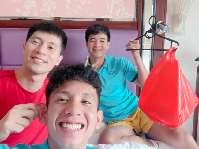 Đêm Trung Thu của các cầu thủ trong Đội tuyển Quốc gia Việt Nam, hết sáng chế lồng đèn đến hát hò nghêu ngao-1