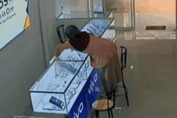 Khoảnh khắc ‘bà bầu’ vươn người, trộm điện thoại ‘nhanh như chớp’