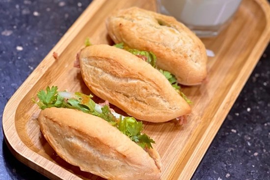 Cách làm bánh mì chuột vỏ mỏng giòn bằng nồi chiên không dầu, ăn đến đâu mê mẩn đến đấy!