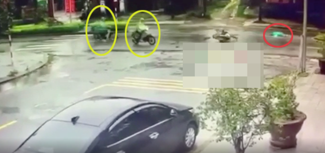 Người phụ nữ bị xe đâm văng xuống đường nằm bất động, thái độ của những người chứng kiến gây phẫn nộ-1