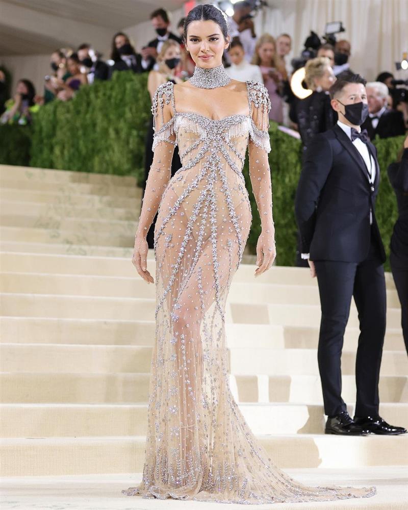 Trước bộ đồ mỏng như cánh ve khoe trọn body, chẳng ngờ Kendall Jenner từng có quá khứ kín đáo nhường này tại Met Gala-3