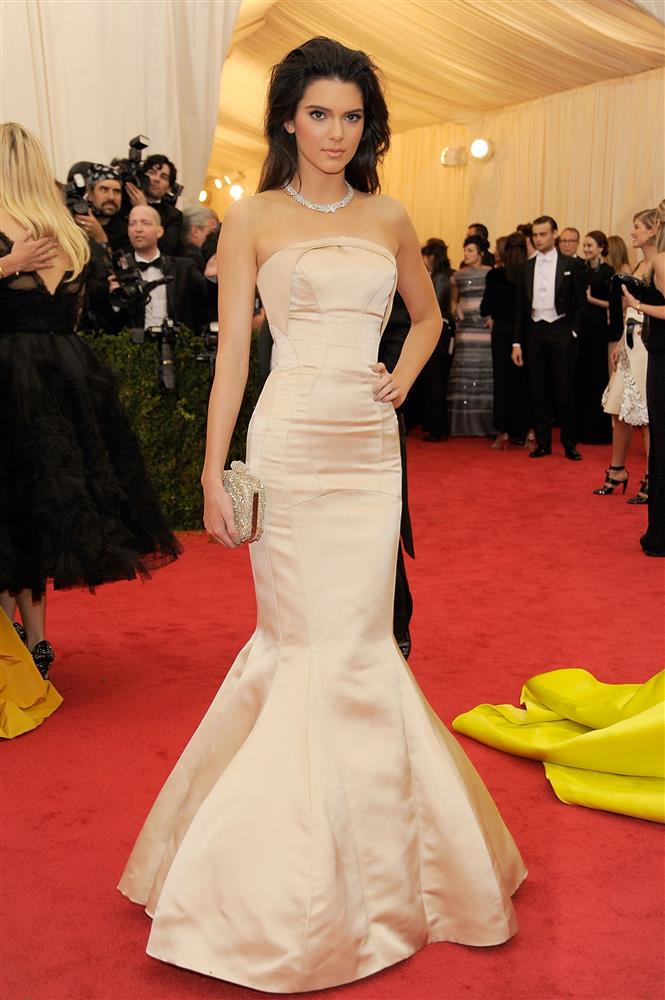 Trước bộ đồ mỏng như cánh ve khoe trọn body, chẳng ngờ Kendall Jenner từng có quá khứ kín đáo nhường này tại Met Gala-6