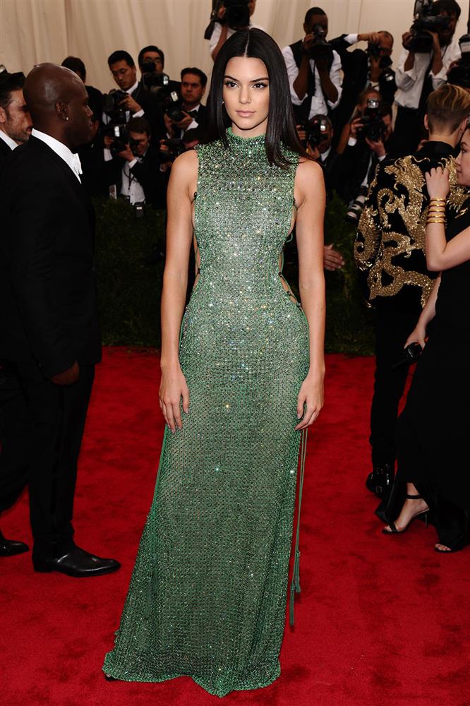 Trước bộ đồ mỏng như cánh ve khoe trọn body, chẳng ngờ Kendall Jenner từng có quá khứ kín đáo nhường này tại Met Gala-7
