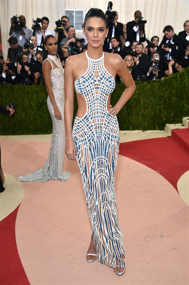 Trước bộ đồ mỏng như cánh ve khoe trọn body, chẳng ngờ Kendall Jenner từng có quá khứ kín đáo nhường này tại Met Gala-9