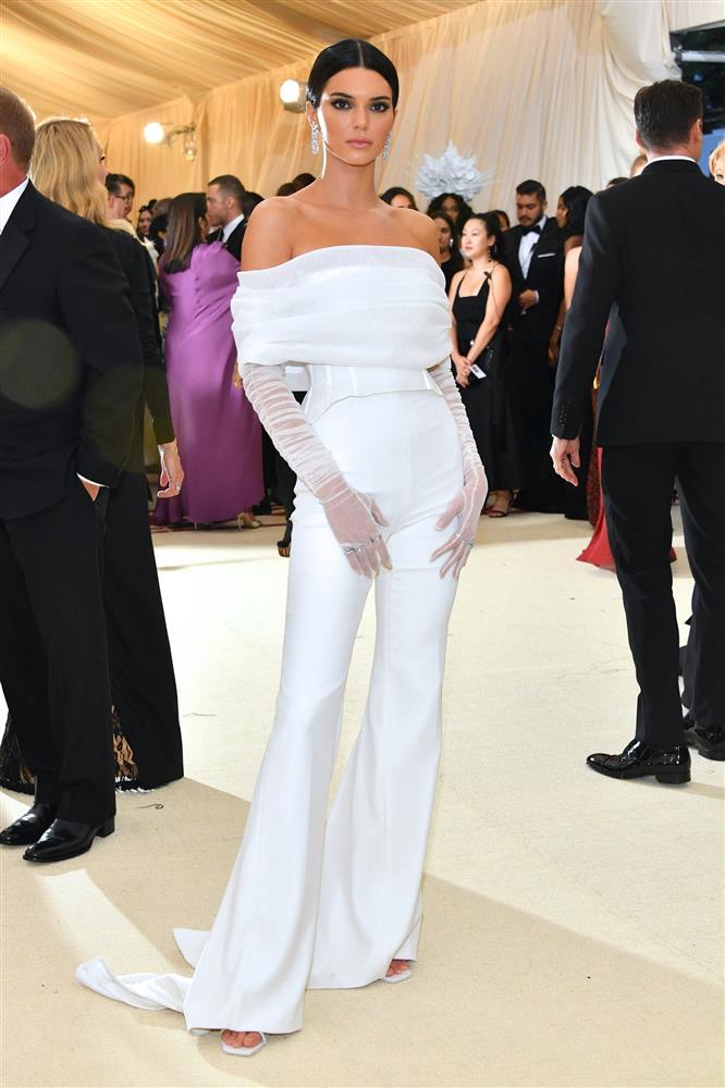 Trước bộ đồ mỏng như cánh ve khoe trọn body, chẳng ngờ Kendall Jenner từng có quá khứ kín đáo nhường này tại Met Gala-13