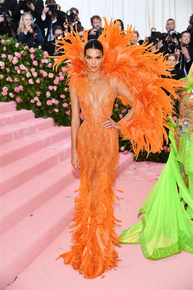 Trước bộ đồ mỏng như cánh ve khoe trọn body, chẳng ngờ Kendall Jenner từng có quá khứ kín đáo nhường này tại Met Gala-15