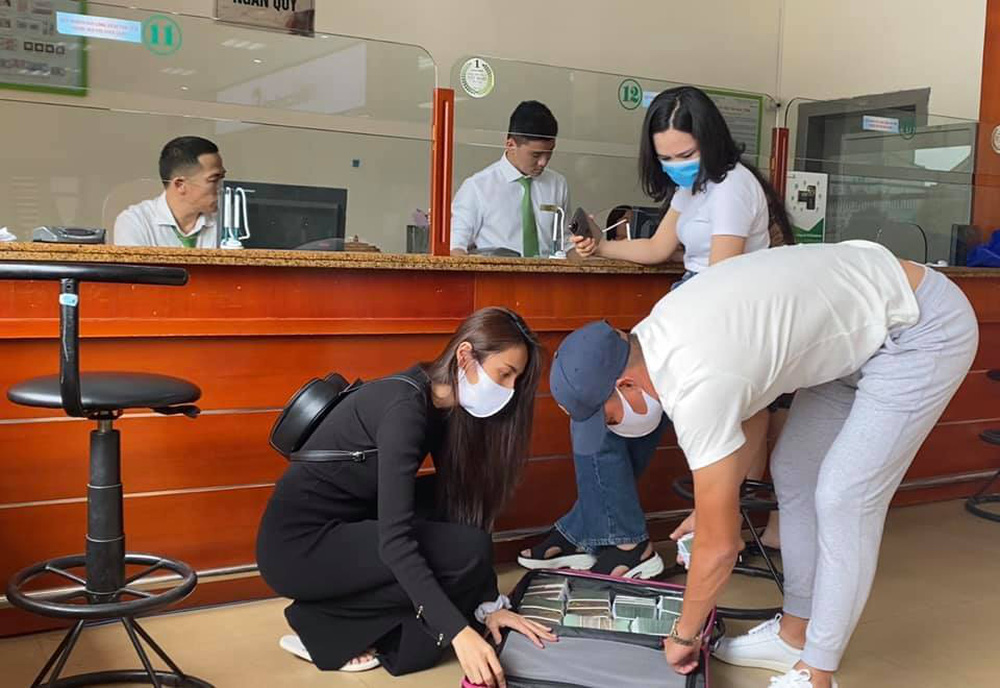 Thủy Tiên sáng rút 20 tỷ tiền mặt ở Sài Gòn, trưa rút 10 tỷ tại Huế, dân mạng phân tích 3 điểm bất thường-5