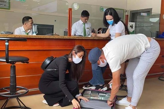 Thủy Tiên sáng rút 20 tỷ tiền mặt ở Sài Gòn, trưa rút 10 tỷ tại Huế, dân mạng phân tích 3 điểm bất thường