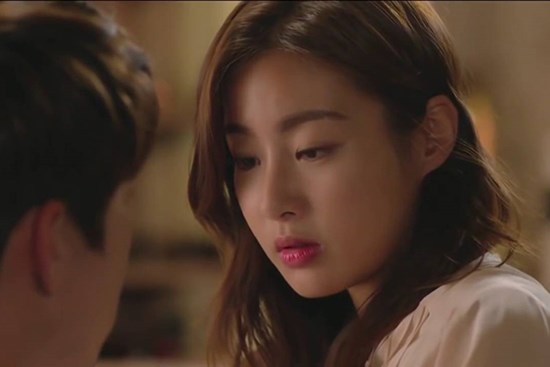 Bắt gặp vợ và người khác giới nắm tay đi mua sắm, tôi mắng vợ, cô ta lại ghé tai tôi nhỏ to: “Về nhà rồi nói sau. Đừng làm tôi mất mặt”