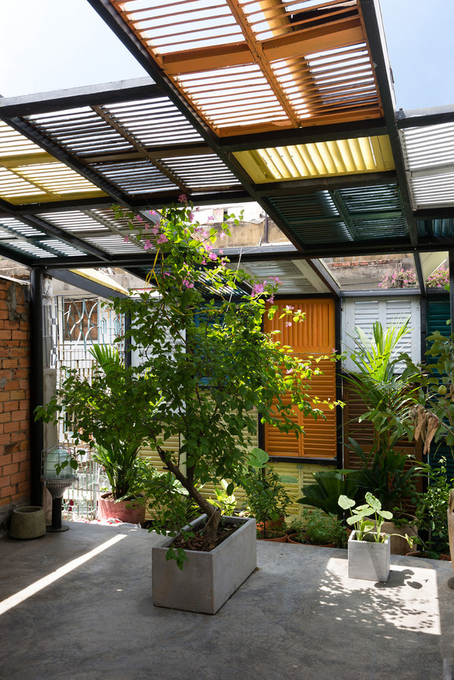 Ngôi nhà 60m2 với vô vàn ô cửa sắc màu ở Sài Gòn, bên trong chuẩn vibe vintage quá mê-5