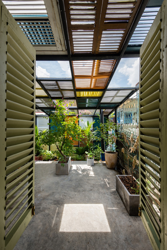 Ngôi nhà 60m2 với vô vàn ô cửa sắc màu ở Sài Gòn, bên trong chuẩn vibe vintage quá mê-6