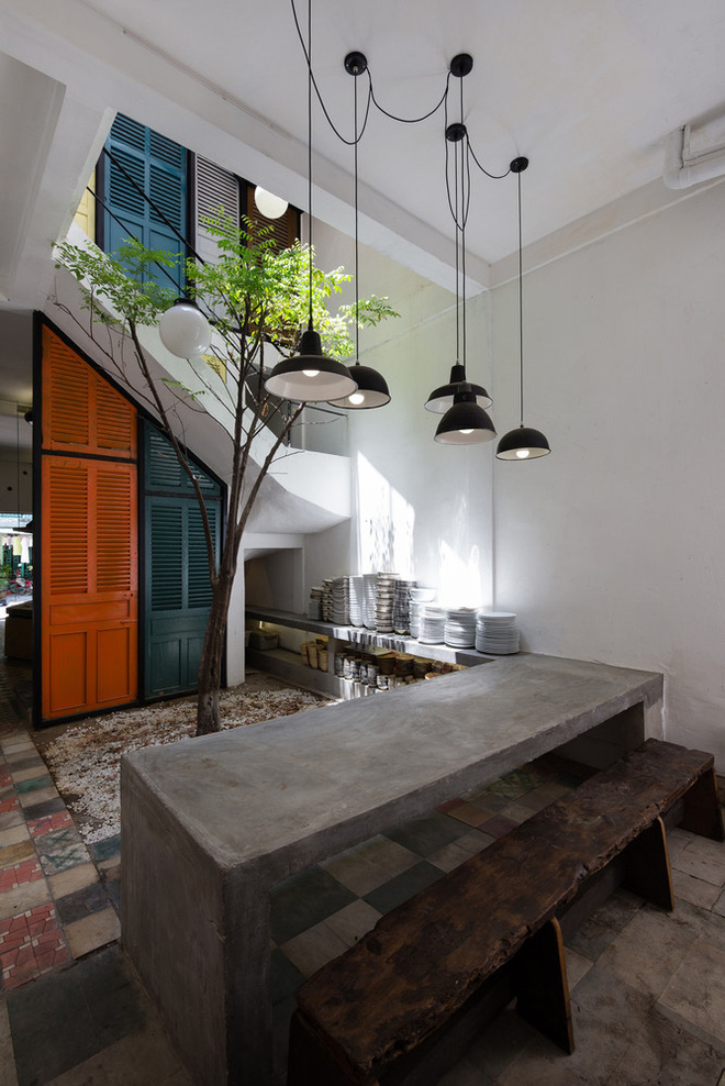 Ngôi nhà 60m2 với vô vàn ô cửa sắc màu ở Sài Gòn, bên trong chuẩn vibe vintage quá mê-10