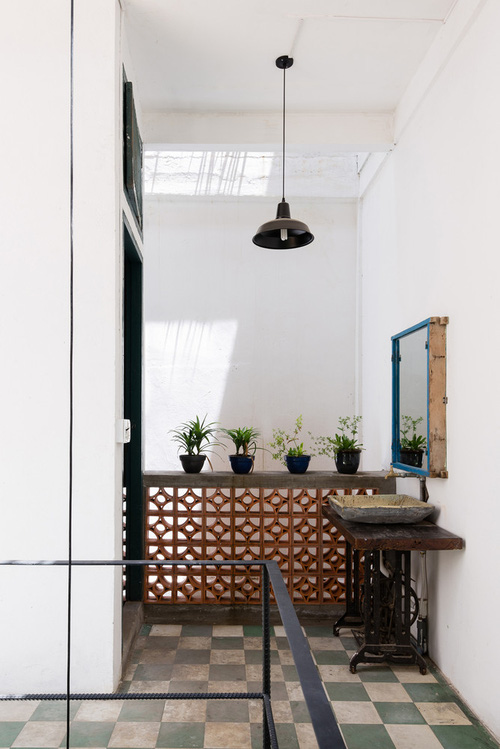 Ngôi nhà 60m2 với vô vàn ô cửa sắc màu ở Sài Gòn, bên trong chuẩn vibe vintage quá mê-17