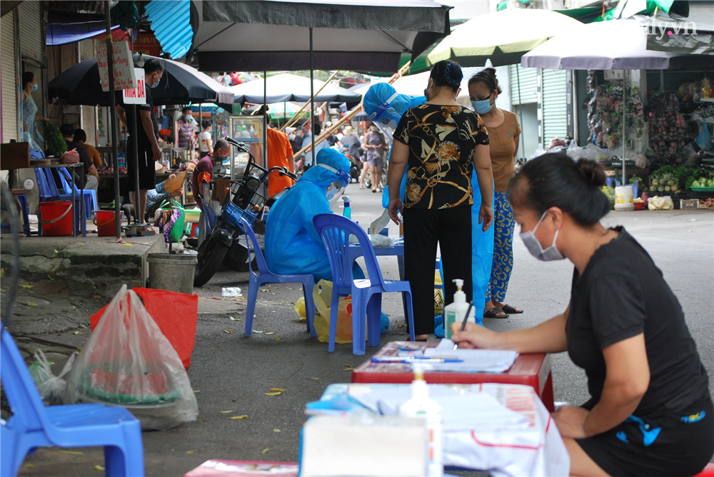 Hà Nội: Thợ cắt tóc dương tính SARS-CoV-2, lấy mẫu xét nghiệm toàn bộ một khu phố ở Hà Đông-5