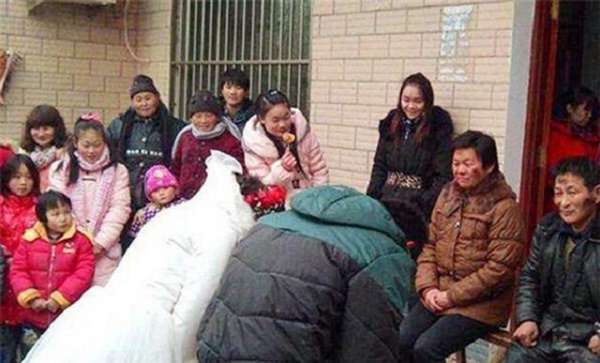 Con trai đi làm 19 năm không về, bố sửa bể phốt mới phát hiện bí mật kinh hoàng, hôn nhân không tình yêu dẫn đến bi kịch động trời-4