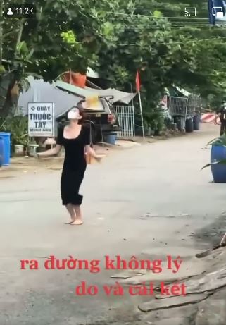 Clip: Ra đường không lý do, cô gái xinh đẹp bị phạt nhảy dây dưới sự giám sát của bà con hàng xóm-2