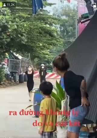 Clip: Ra đường không lý do, cô gái xinh đẹp bị phạt nhảy dây dưới sự giám sát của bà con hàng xóm-3