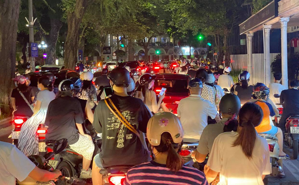 Lãnh đạo CDC Hà Nội cảnh báo rất nguy hiểm khi biển người đổ ra đường đi chơi Trung thu-1