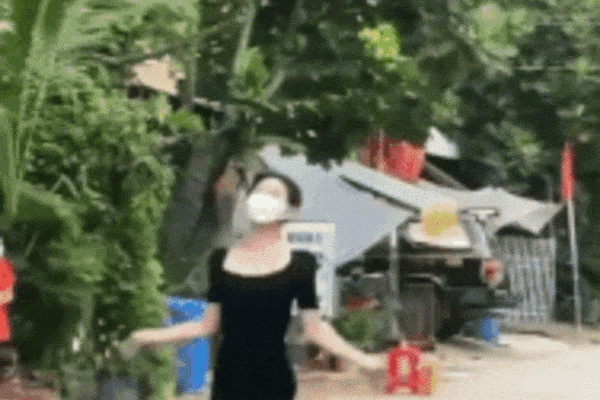 Clip: Ra đường không lý do, cô gái xinh đẹp bị phạt nhảy dây dưới sự 'giám sát' của bà con hàng xóm