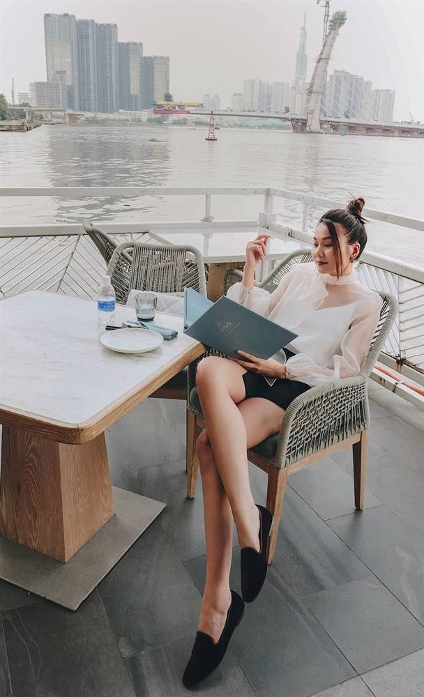 4 kiểu giày bệt được sao Việt U40 sắm nhiều nhất để hack tuổi, và mặc gì trông cũng sành điệu hơn-1