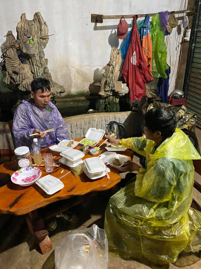 Giắt túi đúng 90k, đi 300km về chịu tang cha, 2 anh em xin qua chốt kiểm dịch và cuộc gặp bất ngờ trong đêm-4