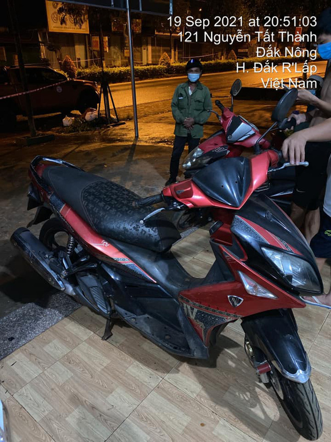 Giắt túi đúng 90k, đi 300km về chịu tang cha, 2 anh em xin qua chốt kiểm dịch và cuộc gặp bất ngờ trong đêm-7