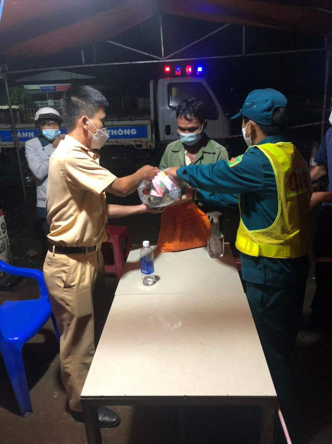 Giắt túi đúng 90k, đi 300km về chịu tang cha, 2 anh em xin qua chốt kiểm dịch và cuộc gặp bất ngờ trong đêm-6