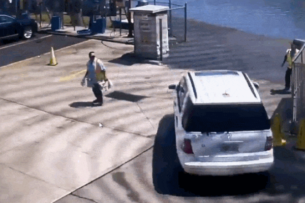 Nhầm chân ga, ô tô lùi trúng em bé và pha phản xạ cực nhanh của người mẹ-1