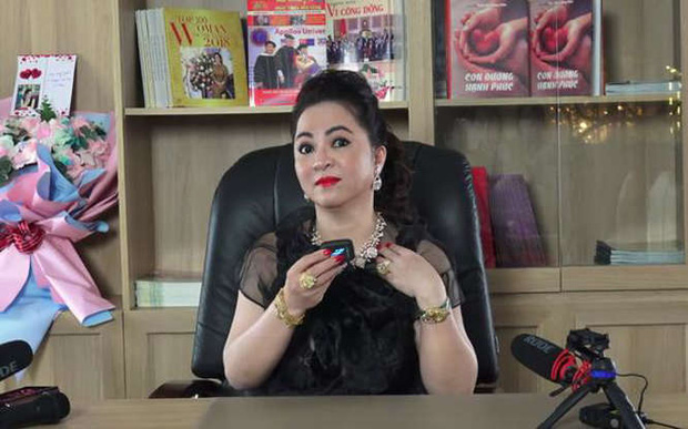 Fanpage Vietcombank lên tiếng sau phát ngôn của bà Phương Hằng về tạm khoá báo có, netizen vẫn tiếp tục chất vấn-1