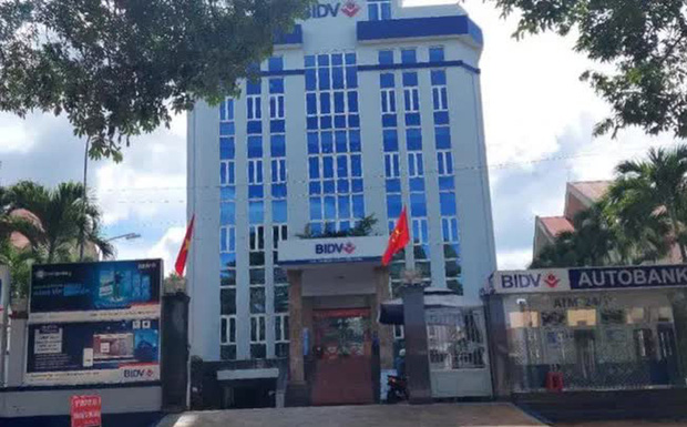 Một chi nhánh ngân hàng đưa 15 người không phải là nhân viên vào tiêm vắc-xin Covid-19-1