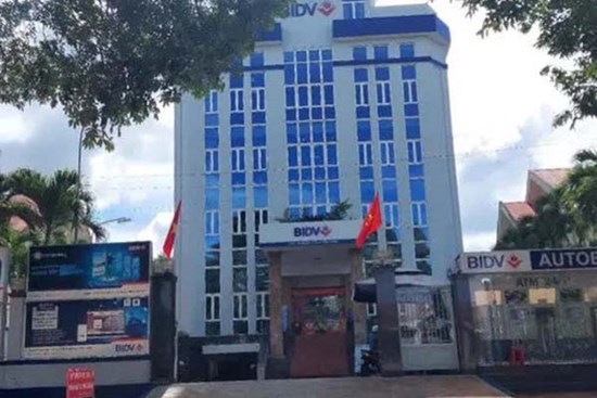 Một chi nhánh ngân hàng đưa 15 người không phải là nhân viên vào tiêm vắc-xin Covid-19