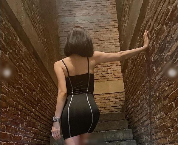 Lệ Quyên nghiện pose dáng chổng mông phản cảm-13