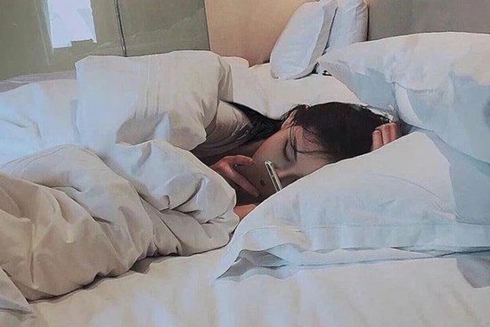 4 thói quen xấu buổi đêm gây nguy cơ mắc ung thư cao, bỏ được càng nhiều thói càng tốt