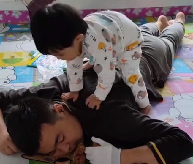 Con gái chơi trên lưng bố bỗng ngồi thụp xuống làm hành động oái oăm, bố đau khổ cắn răng chịu trận khiến ai nấy cười bể bụng-1