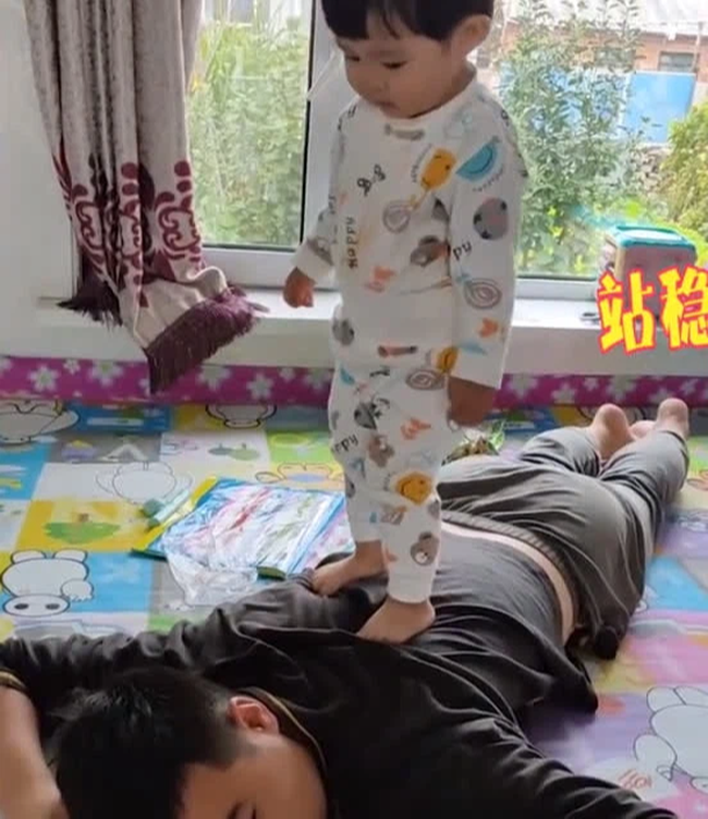 Con gái chơi trên lưng bố bỗng ngồi thụp xuống làm hành động oái oăm, bố đau khổ cắn răng chịu trận khiến ai nấy cười bể bụng-2