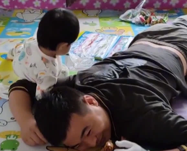 Con gái chơi trên lưng bố bỗng ngồi thụp xuống làm hành động oái oăm, bố đau khổ cắn răng chịu trận khiến ai nấy cười bể bụng-4