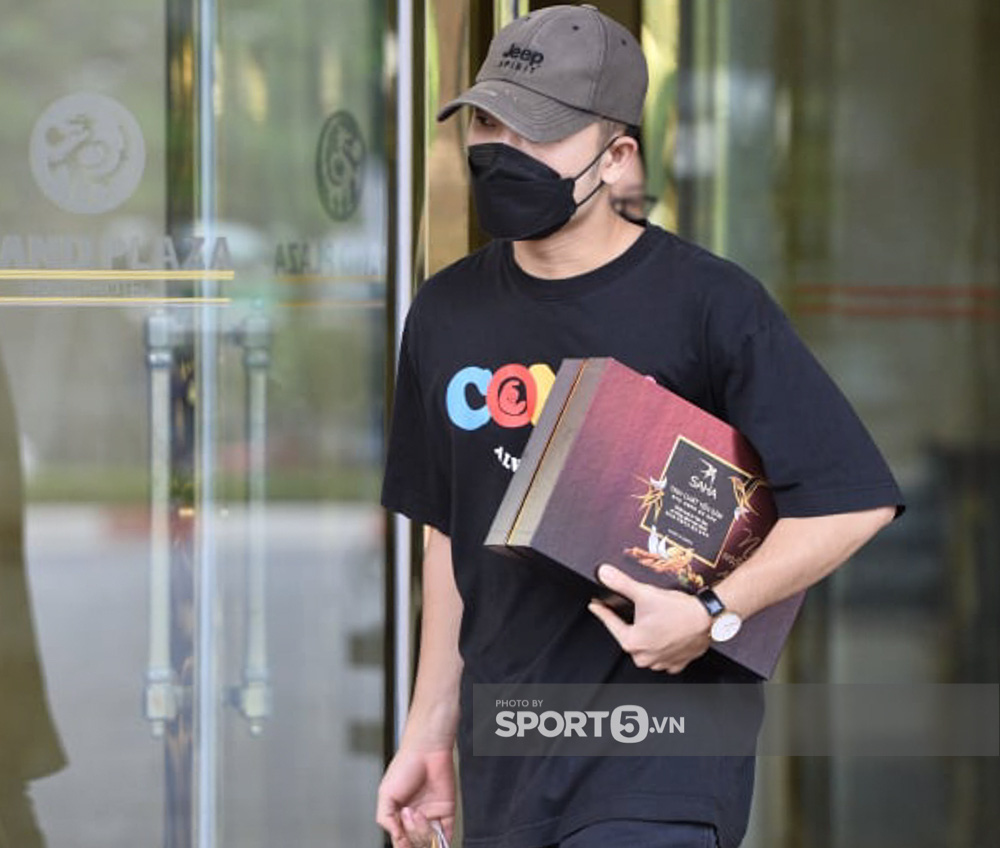 Nhuệ Giang đến đón Xuân Trường trong ngày tuyển Việt Nam xả trại-4