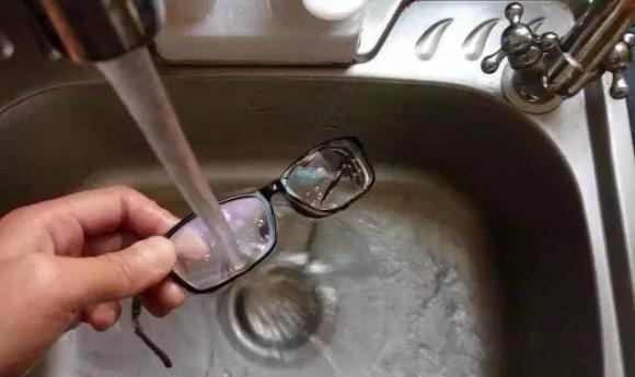 Miếng vải mà cửa hàng đưa khi mua kính không phải để lau kính, nhiều người đã mắc sai lầm và sử dụng như vậy trong nhiều năm-2