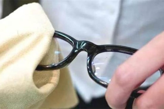 Miếng vải mà cửa hàng đưa khi mua kính không phải để lau kính, nhiều người đã mắc sai lầm và sử dụng như vậy trong nhiều năm