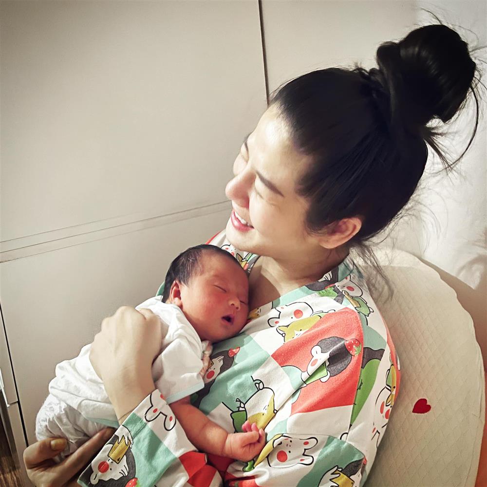 Bà bầu quý tộc Lê Loan ở cữ nhưng ăn uống cực thoải mái, có món khiến ai cũng giật mình-14