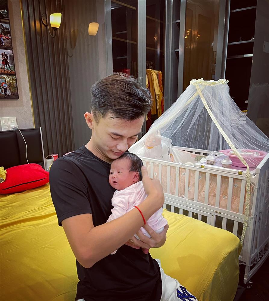 Bà bầu quý tộc Lê Loan ở cữ nhưng ăn uống cực thoải mái, có món khiến ai cũng giật mình-16