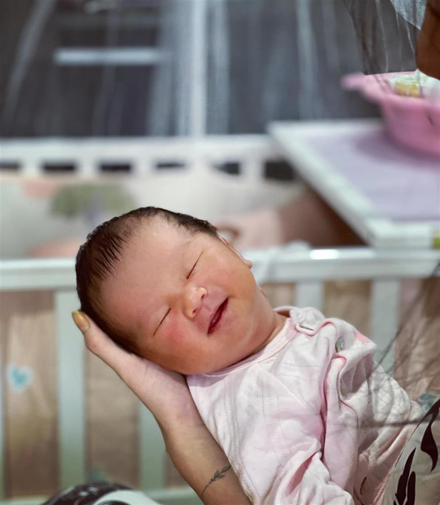 Bà bầu quý tộc Lê Loan ở cữ nhưng ăn uống cực thoải mái, có món khiến ai cũng giật mình-17