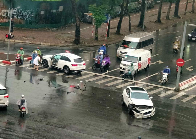 Hà Nội: Vượt đèn đỏ, 2 xe sang Mercedes GLC và Jaguar F-Pace tông nhau giữa ngã tư, nữ tài xế bị thương-1