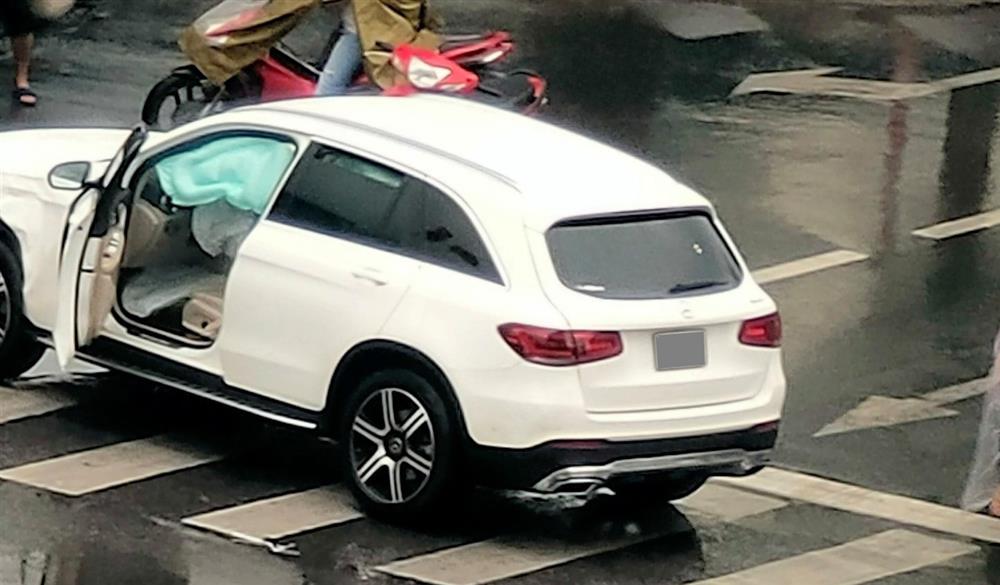 Hà Nội: Vượt đèn đỏ, 2 xe sang Mercedes GLC và Jaguar F-Pace tông nhau giữa ngã tư, nữ tài xế bị thương-2