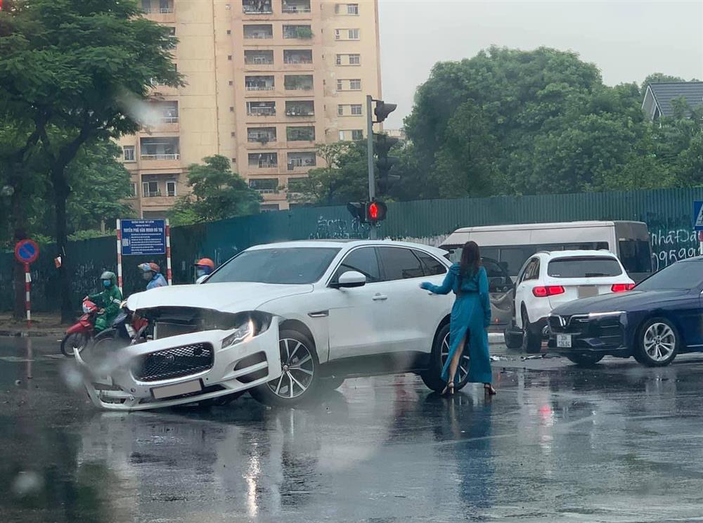 Hà Nội: Vượt đèn đỏ, 2 xe sang Mercedes GLC và Jaguar F-Pace tông nhau giữa ngã tư, nữ tài xế bị thương-3